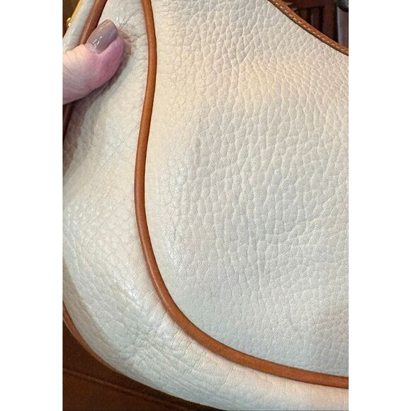 DOONEY & BOURKE - Vtg All Weather Pebble Leather Crescent Sac/Cream/British Tan - Picture 14 of 15
